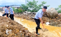 抢时间、排积水、护企安！蔡甸民警连夜鏖战化险情