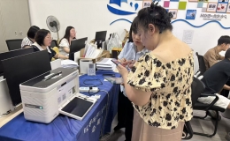 蔡甸养老院里的“移动柜台”，让老人足不出户换新卡