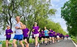 “你养我长大，我陪你慢跑”！今天蔡甸后官湖，10余跑友陪父亲跑完10公里