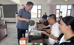 科技下乡入书屋 专家为蔡甸藕农把脉支招