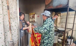 2700元被风吹散，蔡甸众人捡拾分文不差归还