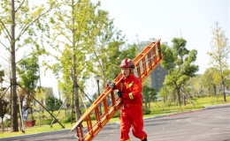休假返程偶遇车祸现场 荆门消防员火口救出一家四口