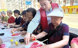 从一句“一个人习惯了”中听出孤独，社区悄悄为83岁独居婆婆办了一场聚会