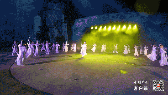 182656xxl3el2mz0zcc3ca.gif